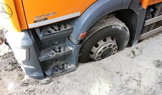 Vorschaubild: LKW im Erdreich eingesunken