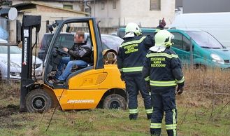 Vorschaubild: Stapler in Wiese steckengeblieben