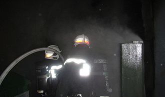 Vorschaubild: Müllcontainerbrand greift auf Hausfassade über