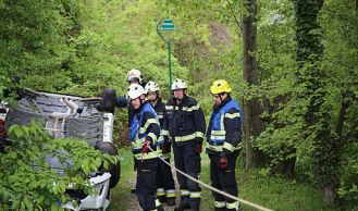 Vorschaubild: PKW stürzt über Böschung
