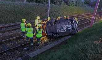 Vorschaubild: PKW auf Schienen katapultiert
