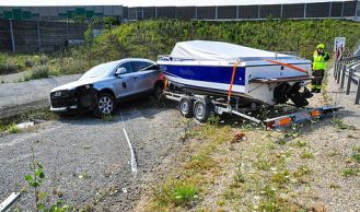 Vorschaubild: Pkw mit Bootsanhänger verunglückt