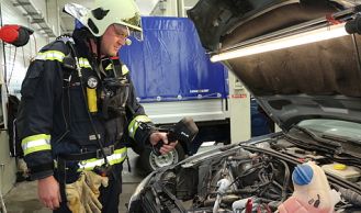 Vorschaubild: Fahrzeugbrand im Autohaus