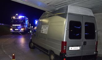 Vorschaubild: Transporter steckt in Unterführung fest