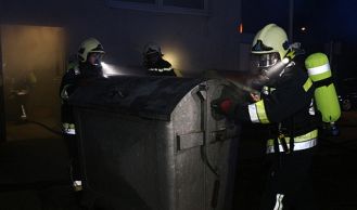 Vorschaubild: Brand in Müllraum - Evakuierung eines Hochhauses 