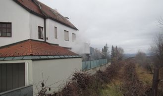 Vorschaubild: Wohnhausbrand mit mehreren eingeschlossenen Personen 
