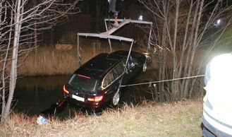 Vorschaubild: PKW landet nach Verkehrsunfall im Wiener Neustädter Kanal