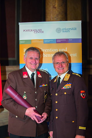 Wolfgang Blaschke mit Feuerwehrpräsident Albert Kern