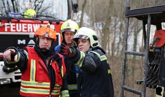 Vorschaubild: Lkw-Bergung auf Waldweg