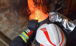 Vorschaubild: Flammen schlagen aus Rauchfang