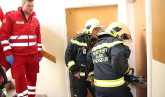 Vorschaubild: Verletzte Person über Hubrettungsfahrzeug gerettet 