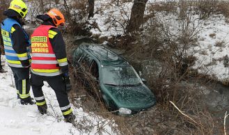 Vorschaubild: Pkw landet nach Verkehrsunfall im Laxenburger Kanal