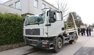 Vorschaubild: Lkw kracht gegen Haus