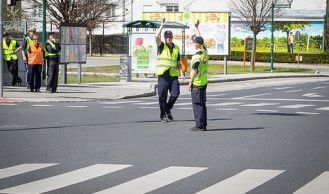 Vorschaubild: Ausbildung: Feuerwehrleute regeln Verkehr