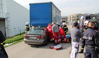 Vorschaubild: Lkw-Anhänger bohrt sich in Pkw