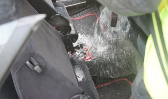 Vorschaubild: Fahrzeugbrand mit Feuerlöscher in Schach gehalten