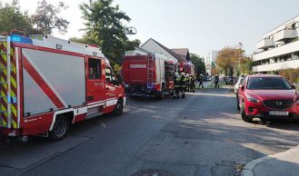 Vorschaubild: Wohnungsbrand: Feuerwehrleute als Ersthelfer