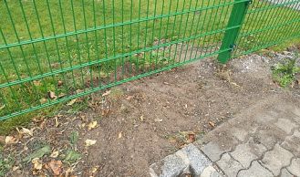 Vorschaubild: Kind unter Zaun eingeklemmt 