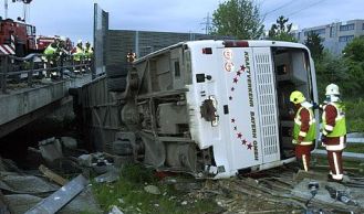 Vorschaubild: A2: Bus in Wiener Neustädter Kanal gestürzt
