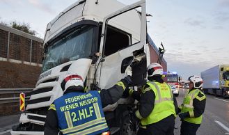 Vorschaubild: Schwerer Lkw-Unfall legt Südautobahn lahm