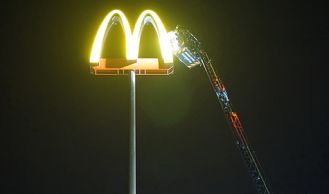 Vorschaubild: Feuerwehr sichert Leuchtreklame