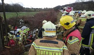 Vorschaubild: Menschenrettung nach Verkehrsunfall