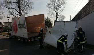 Vorschaubild: Lieferwagen rammt Bahnunterführung 