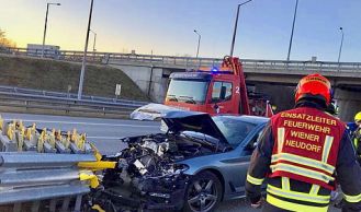 Vorschaubild: Frontal-Crash in Fahrbahnteiler
