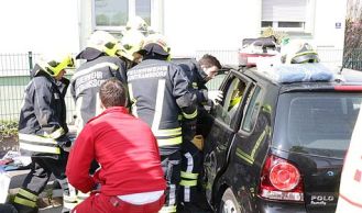 Vorschaubild: Verkehrsunfall mit eingeklemmter Person