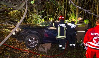 Vorschaubild: Feuerwehr rettet junge Frau nach schwerem Verkehrsunfall