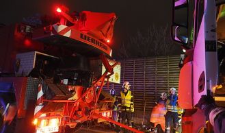 Vorschaubild: Verkehrsunfall mit drei Pkw und einem Lkw