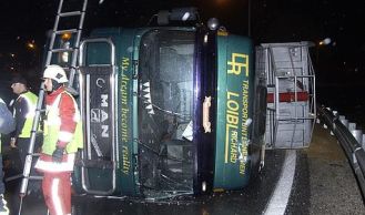 Vorschaubild: Umgestürzter Sattelschlepper aus A21-Rampe