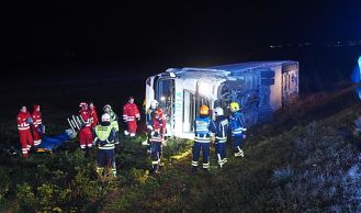 Vorschaubild: Mehrere eingeklemmte Personen nach VU mit LKW