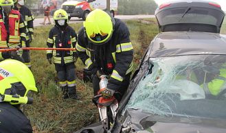 Vorschaubild: Verkehrsunfall mit eingeklemmter Person