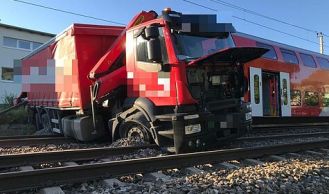 Vorschaubild: Südbahn -Zugsgarnitur prallt auf Lkw