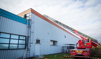 Vorschaubild: Brand auf dem Dach einer Lagerhalle