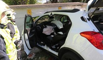 Vorschaubild: Pkw steckte nach Unfall in Mauer