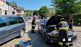 Vorschaubild: Fahrzeugbrand vor dem Feuerwehrhaus