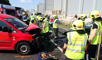 Vorschaubild: Zimmerbrand und Verkehrsunfall mit drei Pkws