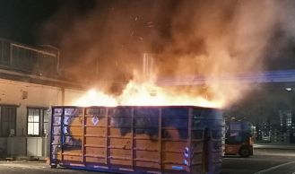 Vorschaubild: Containerbrand zwischen Fabrikshallen