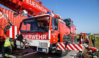 Vorschaubild: Kraneinsatz nach schwerem Verkehrsunfall