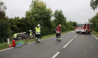 Vorschaubild: Pick-up im Straßengraben