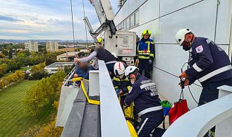 Vorschaubild: Feuerwehr rettet Arbeiter aus Fensterputz-Gondel