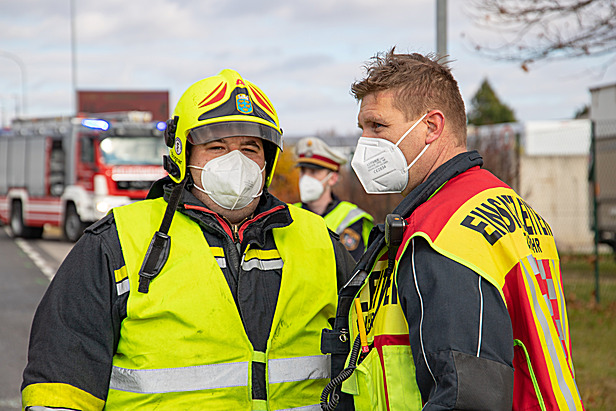 Der Einsatzleiter bespricht das weitere Vorgehen