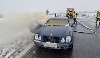 Vorschaubild: Fahrzeugbrand im Schneetreiben