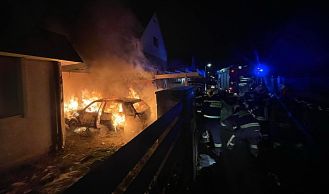 Vorschaubild: Fahrzeugbrand in Garageneinfahrt