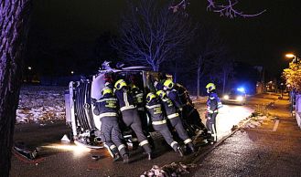 Vorschaubild: Zwei Personen nach Verkehrsunfall eingeschlossen 