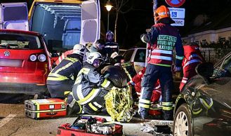 Vorschaubild: Schwerer Verkehrsunfall vor Feuerwehrhaus
