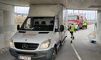 Vorschaubild: Kleintransporter steckt in Unterführung fest