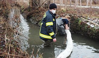 Vorschaubild: Feuerwehr errichtet Ölsperren
